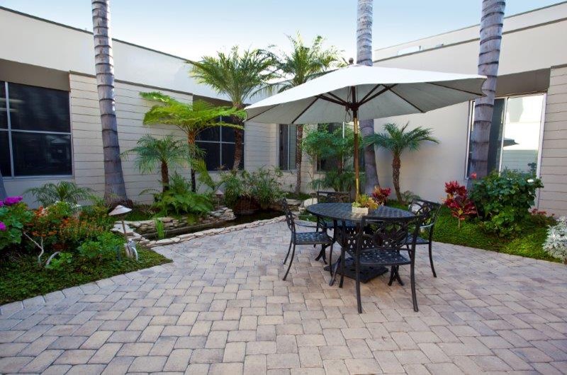 Courtyard 4 - La Mirada