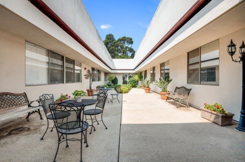 Courtyard 1 - Paramount